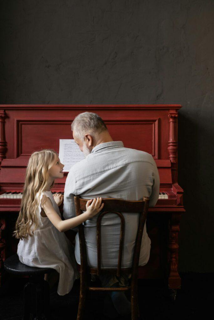 Photo représentant la tranche des séniors avec sa petite fille jouant du piano