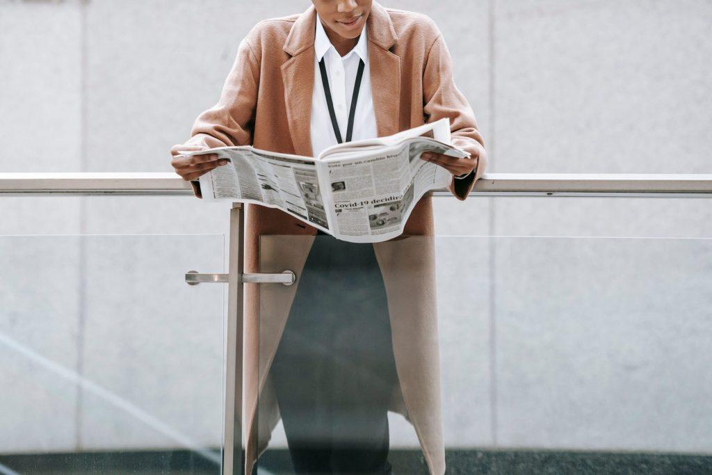 Photo représentant une femme lisant un journal. Pour notre page actualités et newsletter